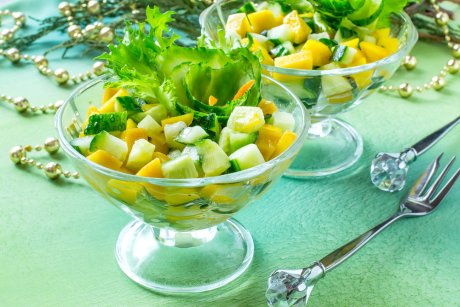 1. Салат с сухариками куриная грудка и свежие овощи